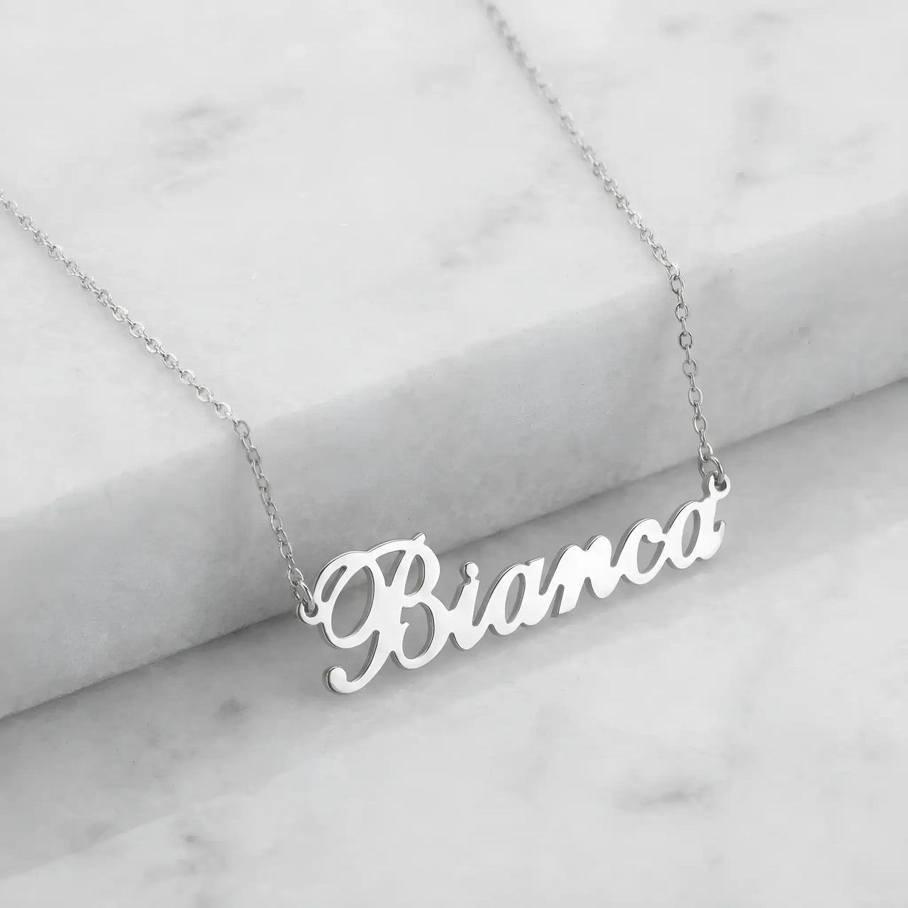 Lănțișor argint 925 rodiat personalizat cu numele Bianca, pandantiv decupat scriere cursivă elegantă, lanț subțire