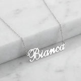 Lănțișor argint 925 rodiat personalizat cu numele Bianca decupat în scriere cursivă elegantă pe lanț subțire alb-platinat, ambianță marmură albă