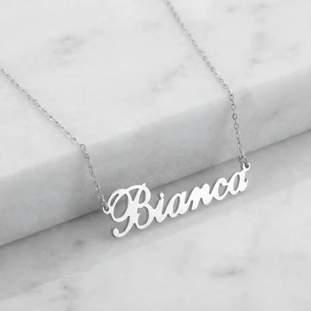 Lănțișor argint 925 rodiat personalizat cu numele Bianca decupat în scriere cursivă elegantă pe lanț subțire alb-platinat, ambianță marmură albă