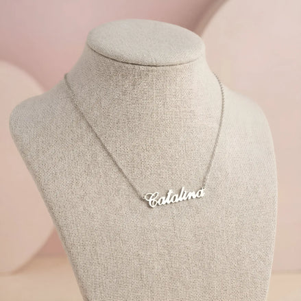 Lănțișor argint 925 rodiat personalizat cu numele Catalina decupat în scriere cursivă elegantă pe bust display textil natural pe fundal roz, lanț subțire alb-platinat