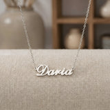 Lănțișor argint 925 rodiat cu numele Daria, pandantiv decupat 34.5x10 mm font cursiv, lanț anchor 46 cm pe textil natural