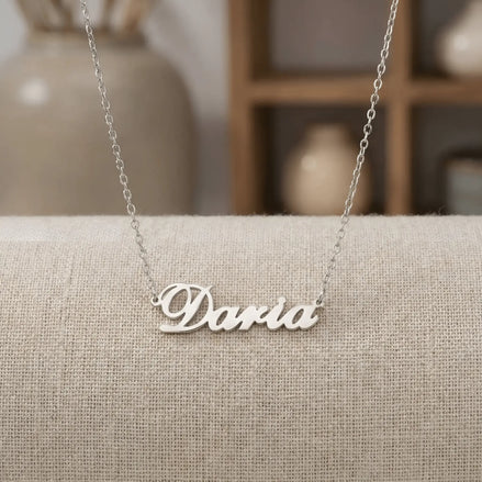 Lănțișor argint 925 rodiat cu numele Daria, pandantiv decupat 34.5x10 mm font cursiv, lanț anchor 46 cm pe textil natural