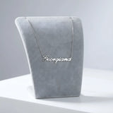Lănțișor argint 925 rodiat personalizat cu numele Georgiana decupat în scriere cursivă elegantă pe bust display gri velvet, lanț subțire alb-platinat
