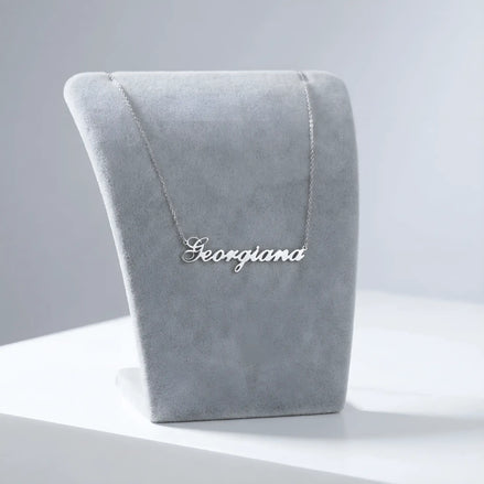 Lănțișor argint 925 rodiat personalizat cu numele Georgiana decupat în scriere cursivă elegantă pe bust display gri velvet, lanț subțire alb-platinat