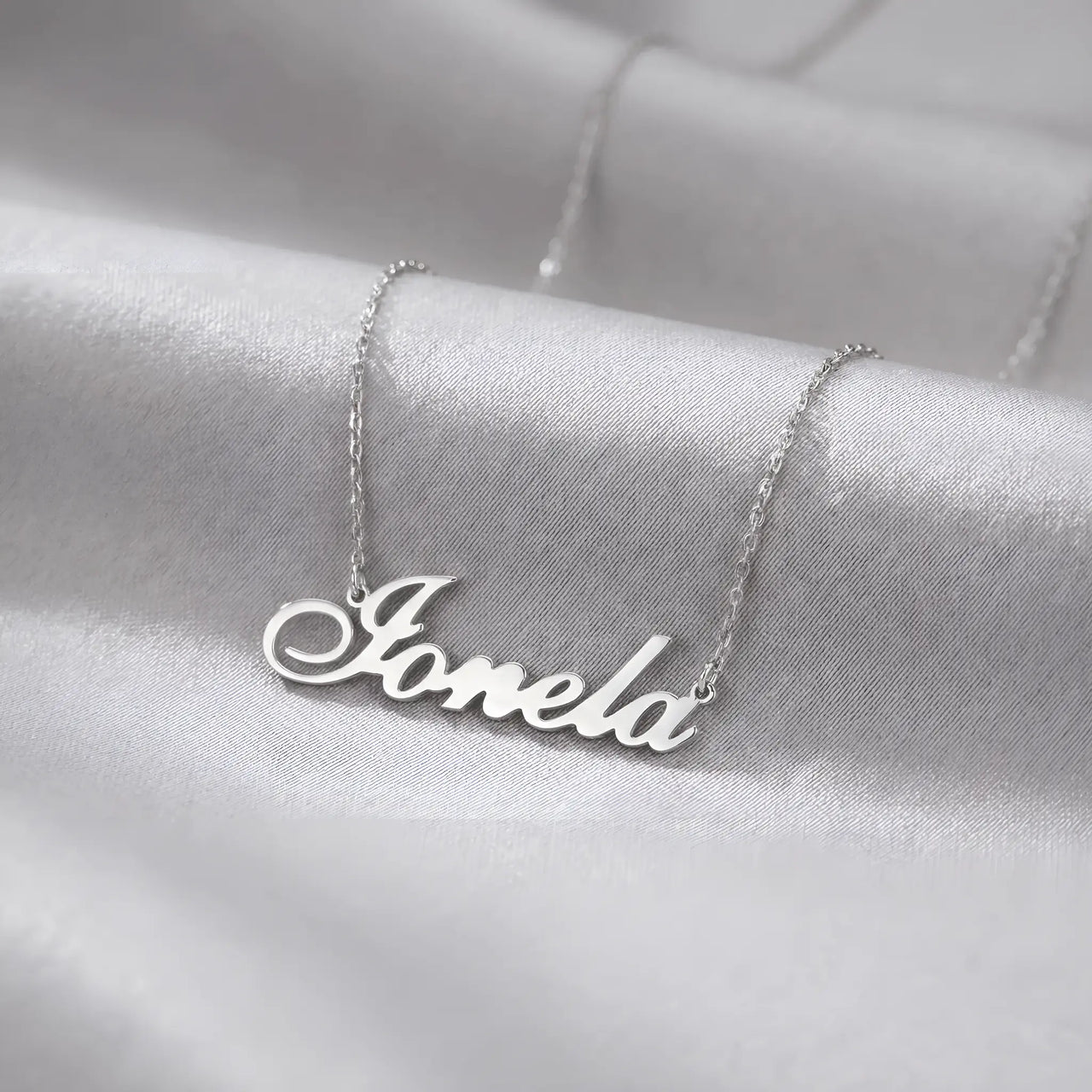 Lănțișor argint 925 rodiat cu numele Ionela, pandantiv decupat 38,5x10 mm font cursiv, lanț anchor 46 cm
