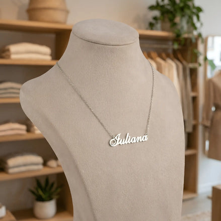 Lănțișor argint 925 rodiat personalizat cu numele Iuliana decupat în scriere cursivă elegantă pe bust display bej în showroom, lanț subțire alb-platinat