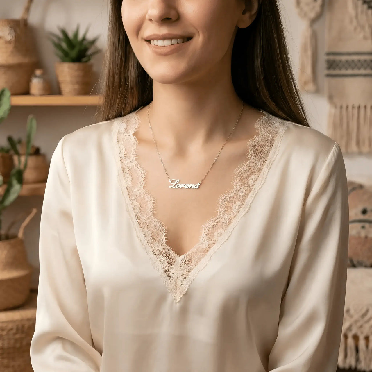 Lănțișor argint 925 cu nume Lorena purtat de damă peste bluză satinată ivoire cu dantelă