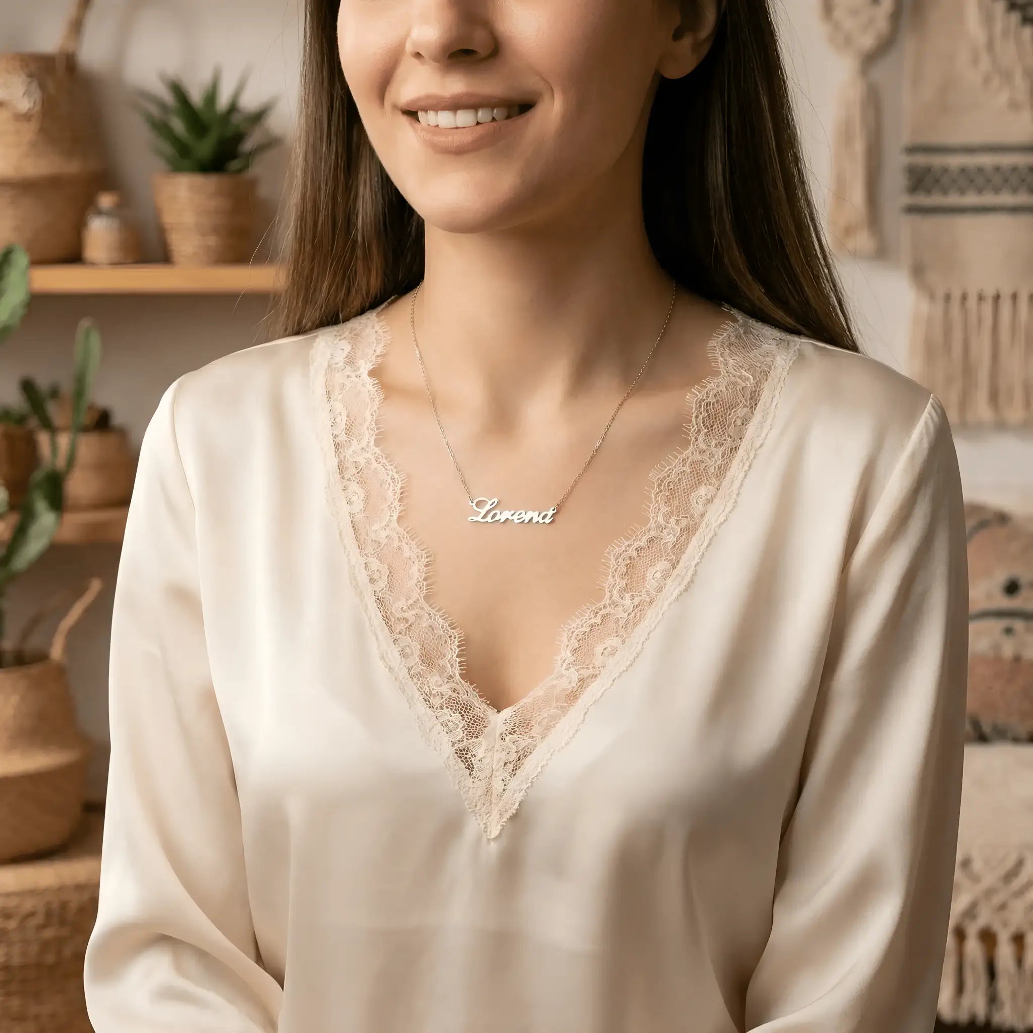 Lănțișor argint 925 cu nume Lorena purtat de damă peste bluză satinată ivoire cu dantelă