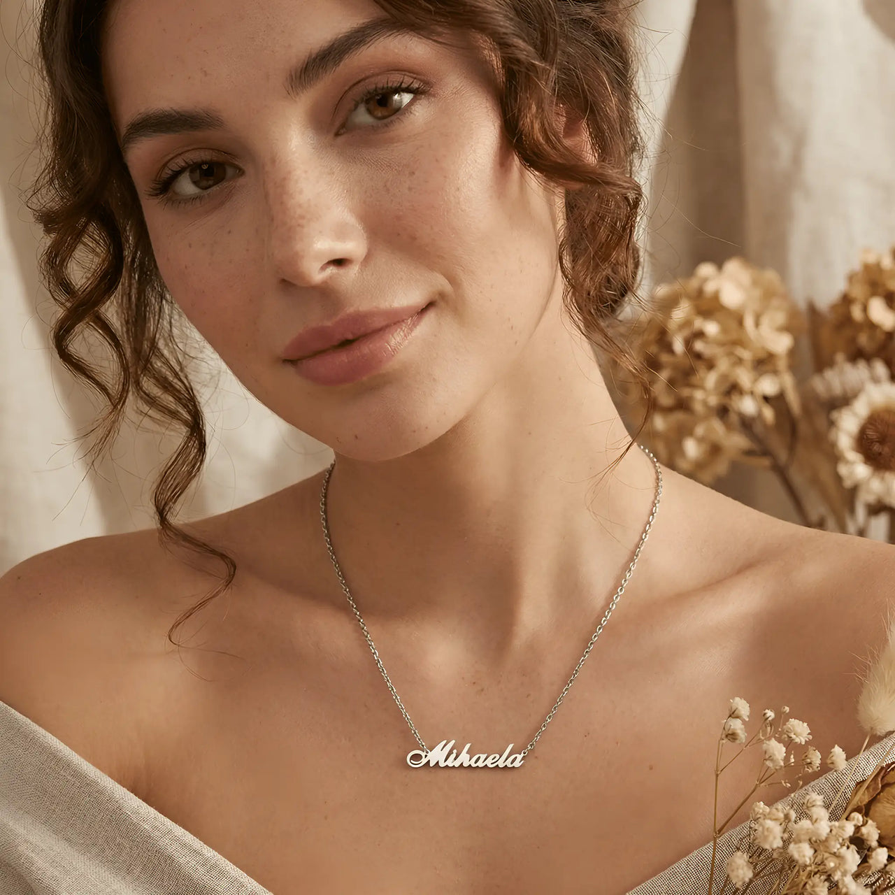 Damă purtând lănțișor argint 925 rodiat Mihaela, pe cămașă crem off-shoulder, lumină naturală