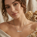 Lănțișor argint 925 rodiat Mihaela purtat de damă tânără cu pistrui pe cămașă crem off-shoulder, decor floricele uscate gypsophila