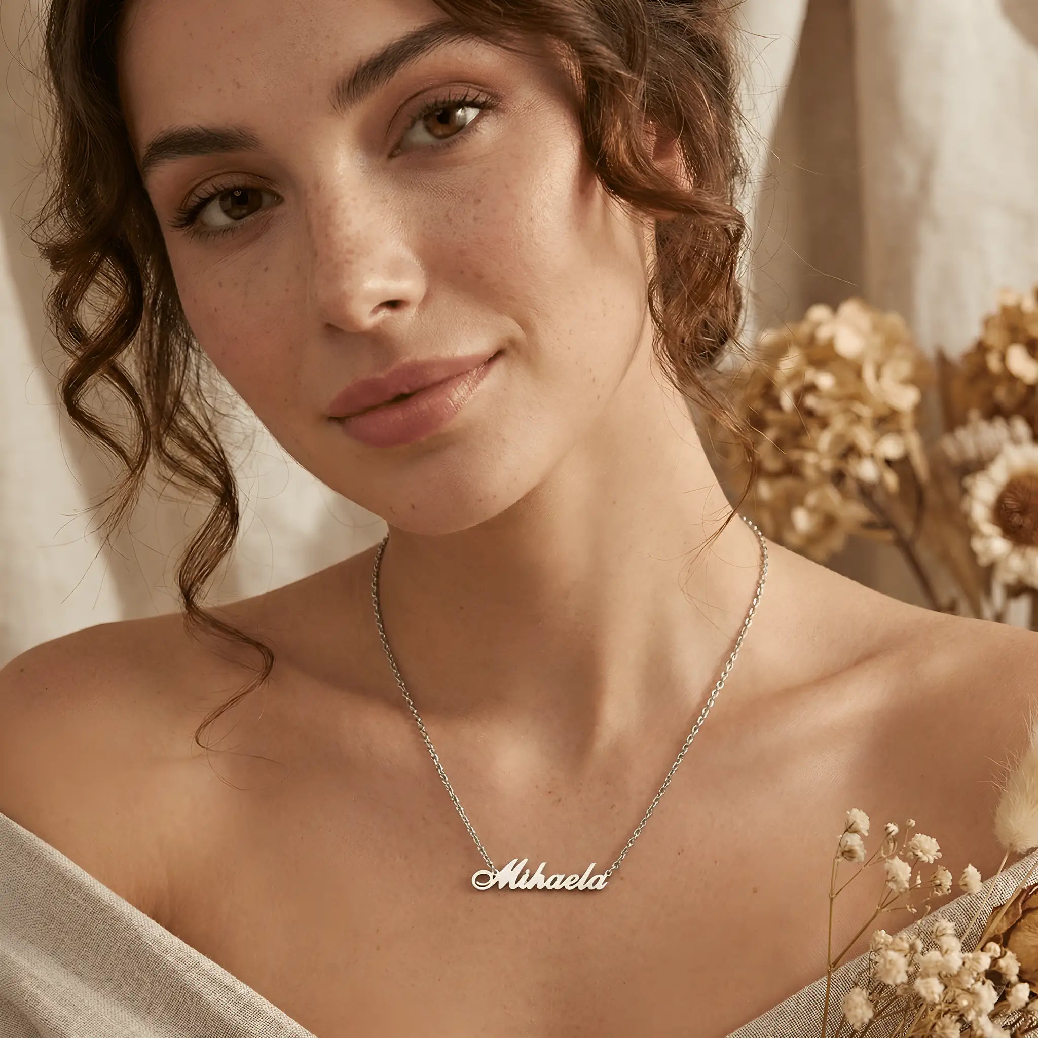 Lănțișor argint 925 rodiat Mihaela purtat de damă tânără cu pistrui pe cămașă crem off-shoulder, decor floricele uscate gypsophila