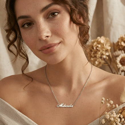 Lănțișor argint 925 rodiat Mihaela purtat de damă tânără cu pistrui pe cămașă crem off-shoulder, decor floricele uscate gypsophila
