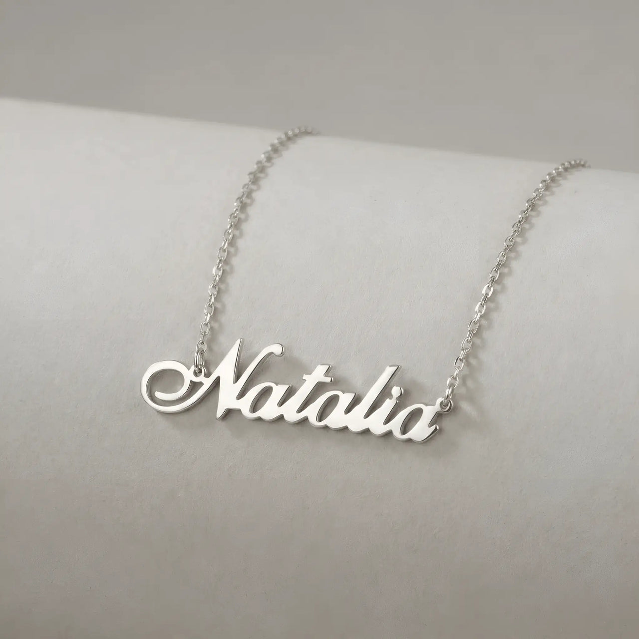 Lănțișor argint 925 rodiat cu numele Natalia, pandantiv decupat 42x10 mm font cursiv, inițiala N diagonală, lanț anchor 46 cm