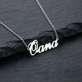 Lănțișor argint 925 rodiat personalizat cu numele Oana decupat în scriere cursivă elegantă cu O mare cu buclă pe stâncă neagră de ardezie, lanț subțire alb-platinat