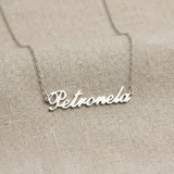 Lănțișor argint 925 rodiat cu numele Petronela, pandantiv decupat 47x10 mm font cursiv, lanț anchor 46 cm pe textil natural