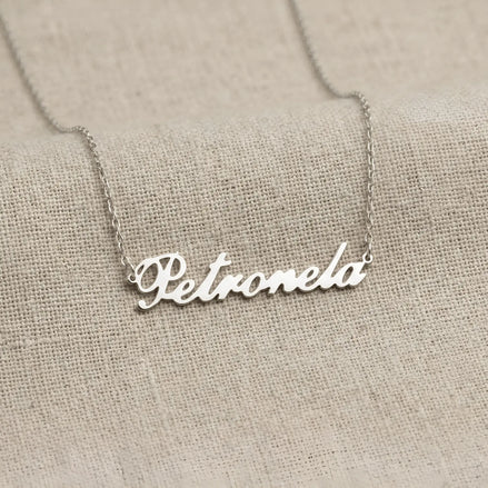 Lănțișor argint 925 rodiat cu numele Petronela, pandantiv decupat 47x10 mm font cursiv, lanț anchor 46 cm pe textil natural