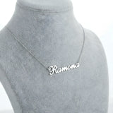 Lănțișor argint 925 rodiat personalizat cu numele Ramona decupat în scriere cursivă elegantă cu R ondulat pe bust display gri velvet, lanț subțire alb-platinat