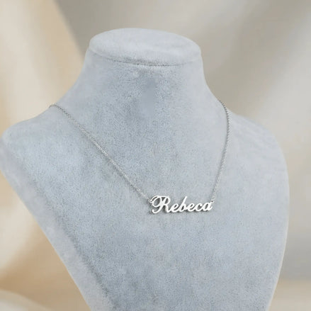 Lănțișor argint 925 rodiat personalizat cu numele Rebeca decupat în scriere cursivă elegantă pe bust display gri velvet, lanț subțire alb-platinat