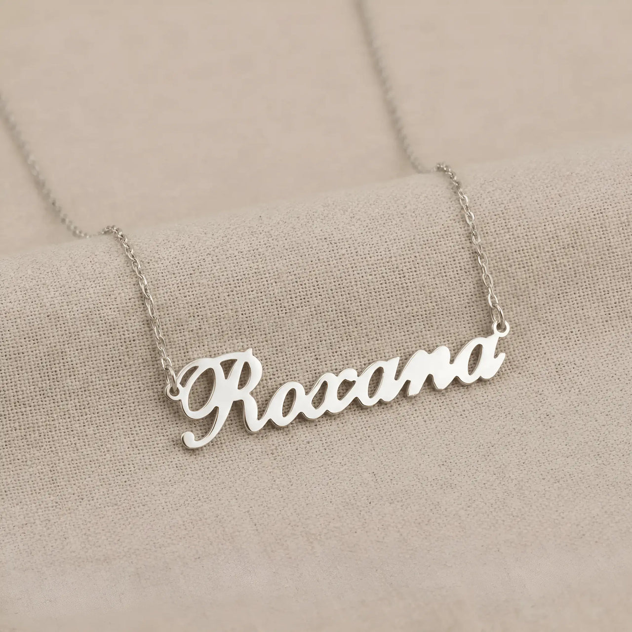 Lănțișor argint 925 rodiat cu numele Roxana, pandantiv decupat scriere cursivă elegantă, lanț subțire platinat