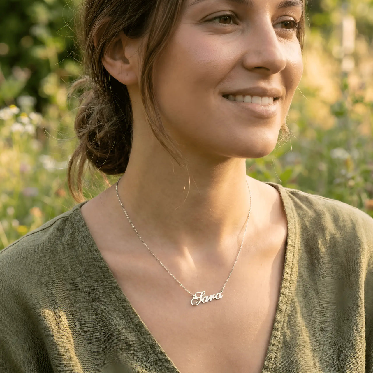 Damă purtând lănțișor argint 925 rodiat cu numele Sara script