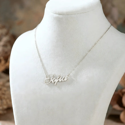 Lănțișor argint 925 rodiat personalizat cu numele Sofia decupat în scriere cursivă elegantă cu S ondulat pe bust display alb, lanț subțire alb-platinat