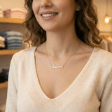 Lănțișor argint 925 cu nume Tatiana purtat de damă peste pulover ivoire decolteu V