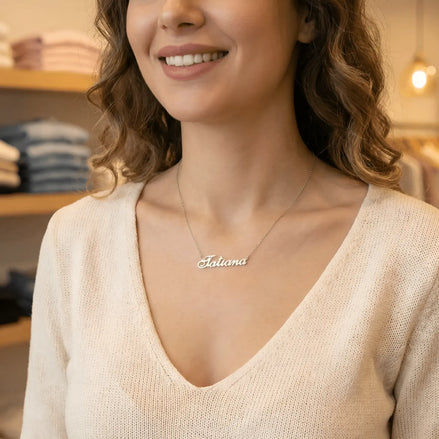 Lănțișor argint 925 cu nume Tatiana purtat de damă peste pulover ivoire decolteu V