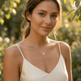 Lănțișor argint 925 rodiat stea purtat de damă peste rochie satin crem cu bretele