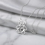 Lănțișor argint 925 rodiat cu pandantiv ursuleț stilizat outline (teddy bear) pe lanț subțire alb-platinat, cu carabină vizibilă, ambianță marmură albă