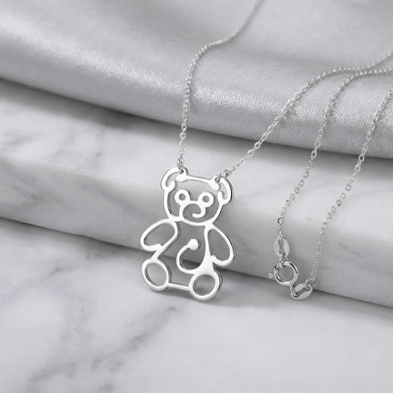 Lănțișor argint 925 rodiat cu pandantiv ursuleț stilizat outline (teddy bear) pe lanț subțire alb-platinat, cu carabină vizibilă, ambianță marmură albă