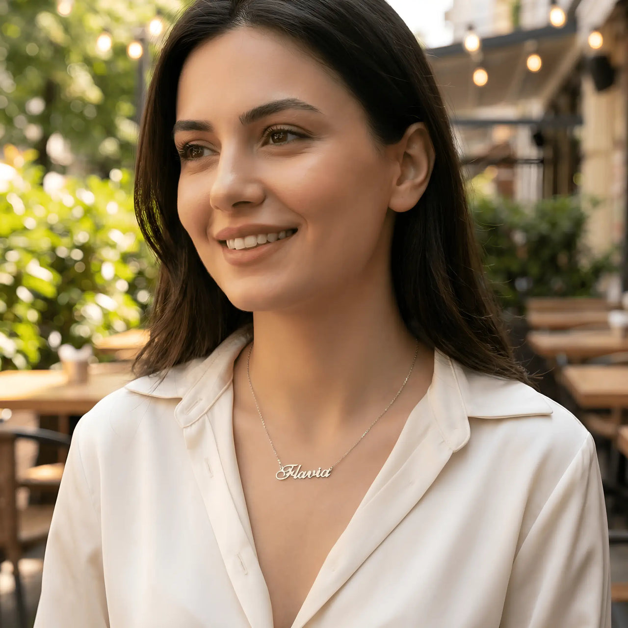 Lănțișor argint 925 rodiat Flavia purtat de damă, sub claviculă, cămașă albă deschisă