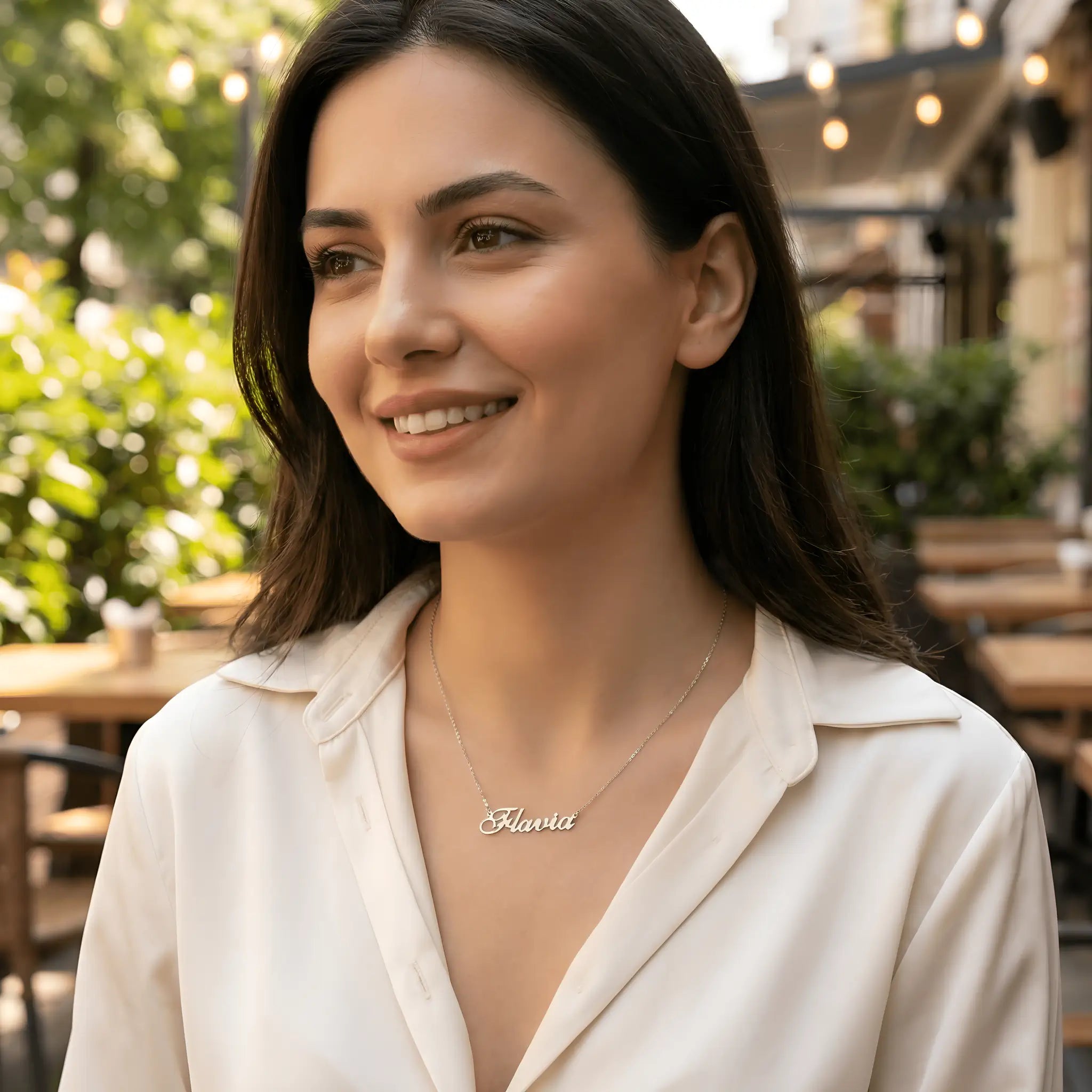 Lănțișor argint 925 rodiat Flavia purtat de damă, sub claviculă, cămașă albă deschisă