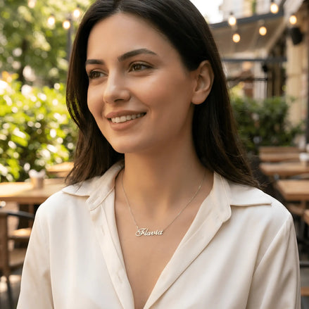 Lănțișor argint 925 rodiat Flavia purtat de damă, sub claviculă, cămașă albă deschisă